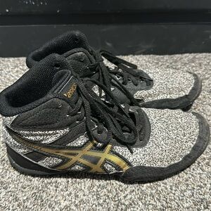Kid’s ASICS Wrestling Shoes size 4